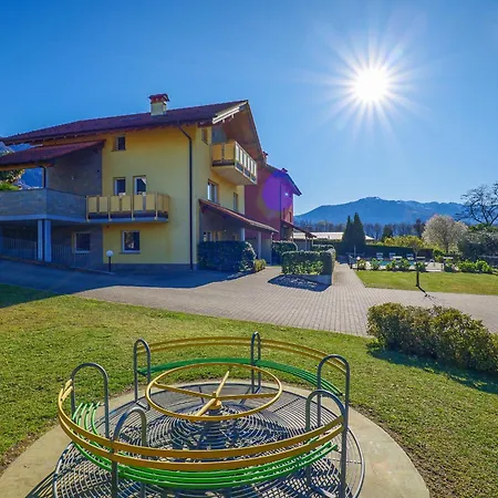 Rose Gialla Pastella Terrassen Og Apartment Colico